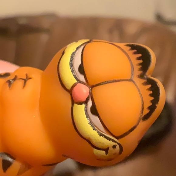 2 Novelty Button Pins & 1 Mini Garfield - Picture 6 of 16